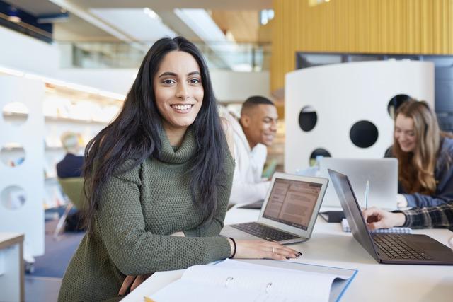 Personas trabajando comprometidas con tu salud financiera