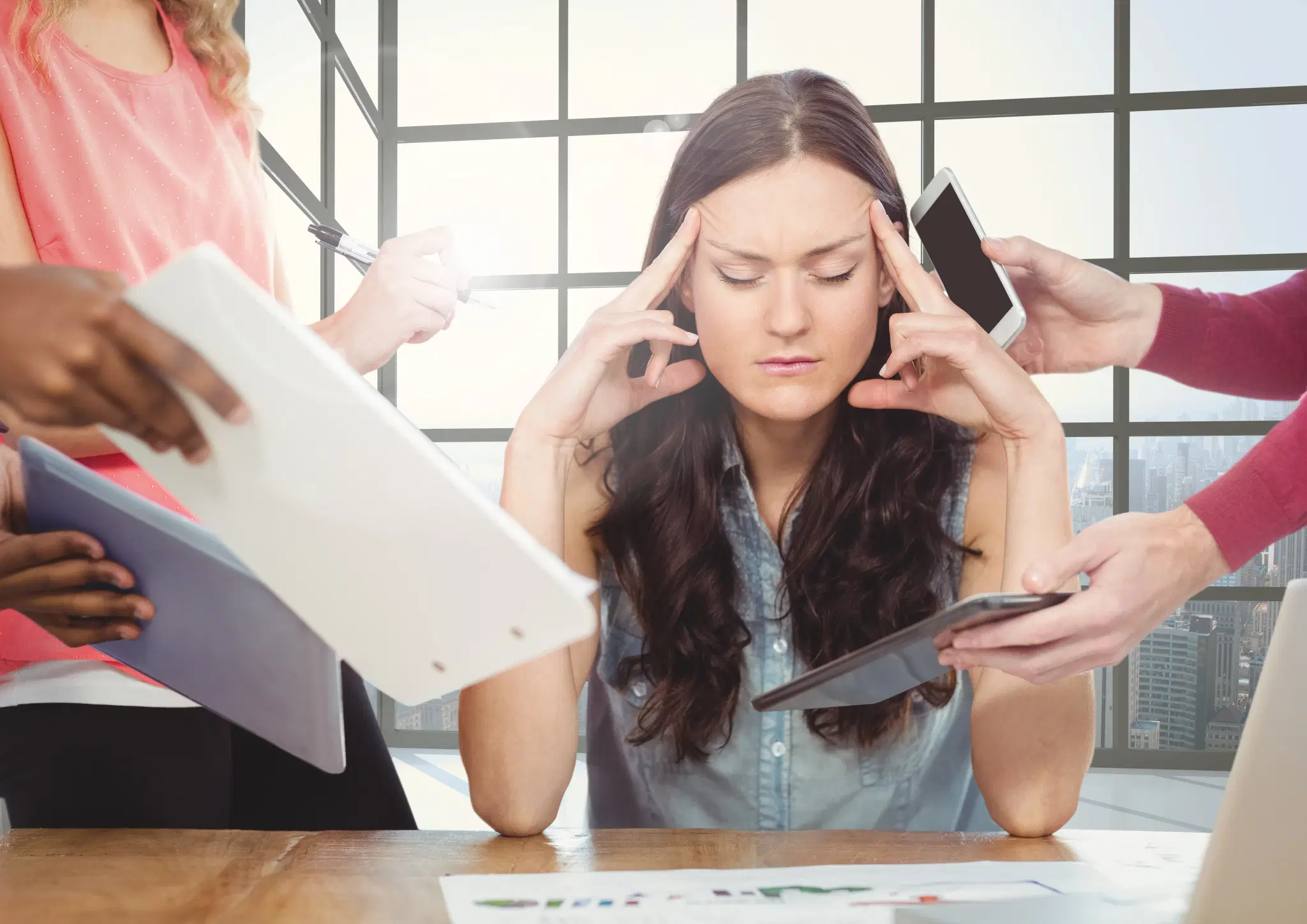 Mujer estresada con finanzas personales entiende su situación financiera con Informe Comercial Califix