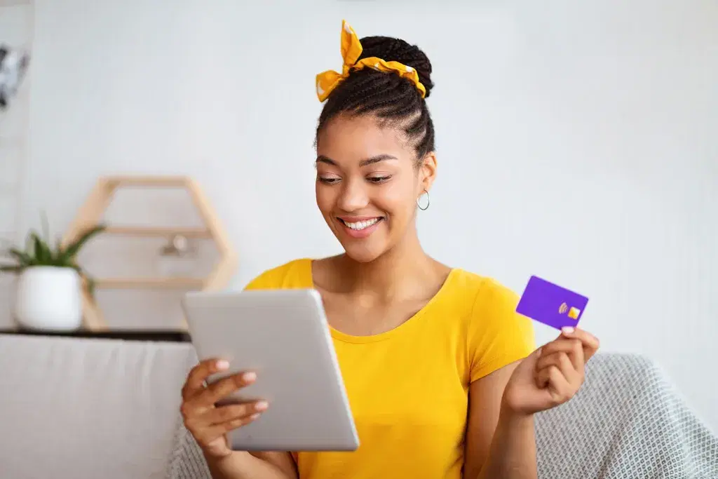 Mujer aprende a usar su tarjeta de crédito de forma responsable en sus compras online